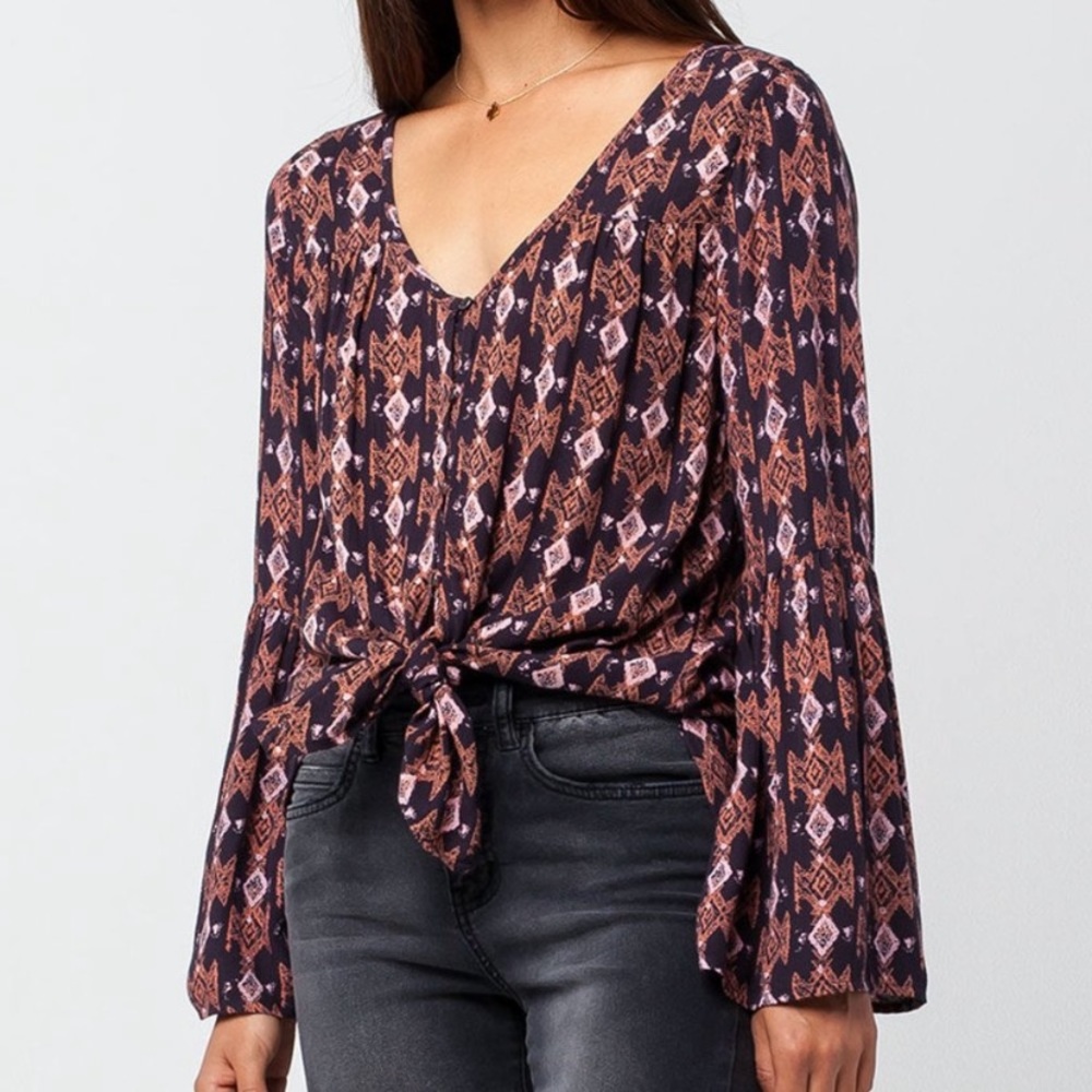 EUC Billabong ‘Forget Me Knot’ Tie Front Top | M